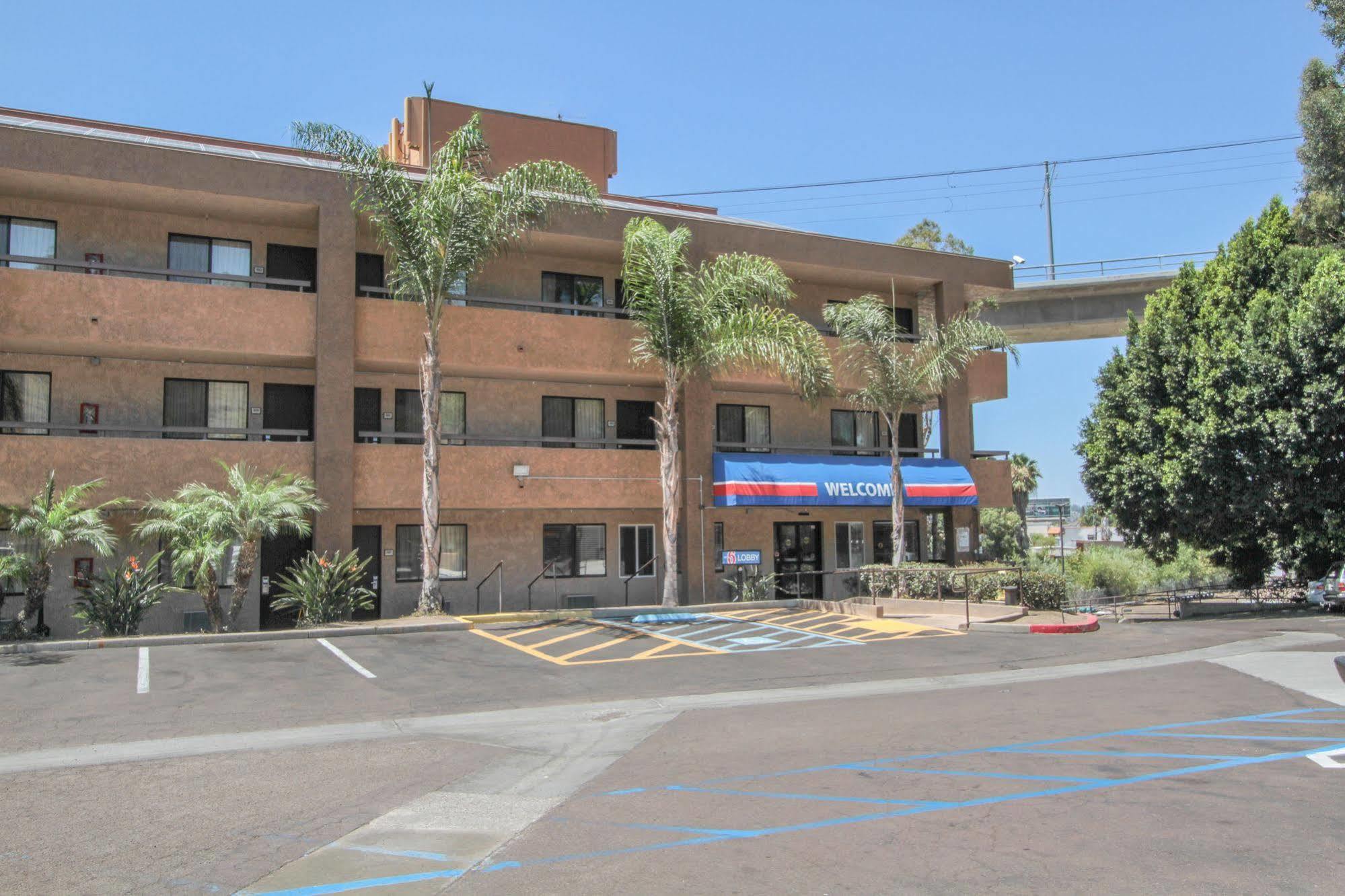 Motel 6 San Diego - Mission Valley Exterior foto