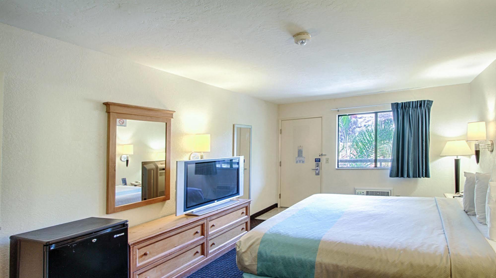 Motel 6 San Diego - Mission Valley Exterior foto