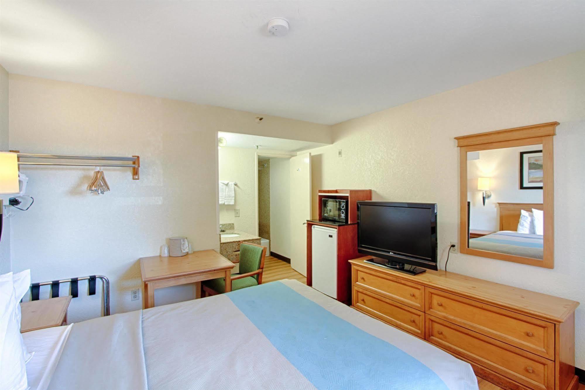 Motel 6 San Diego - Mission Valley Exterior foto